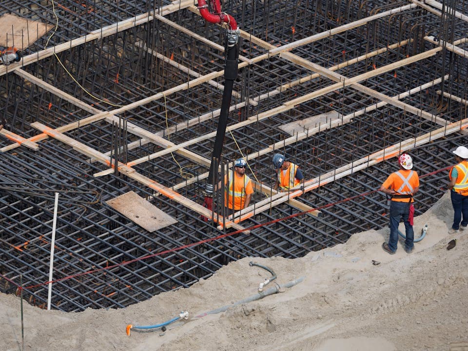 Echipă de construcții înregistrând orele pe șantier